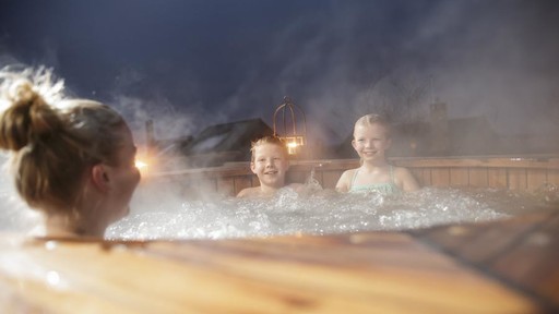 Koppla av i v&aring;r utomhus jacuzzi