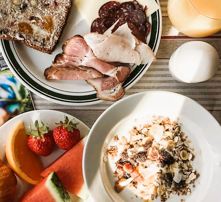Frukostbuffé med lokala specialiteter