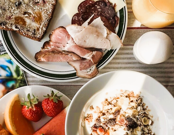 Frukostbuffé med lokala specialiteter